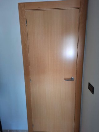 7 puertas de madera en buen estado.