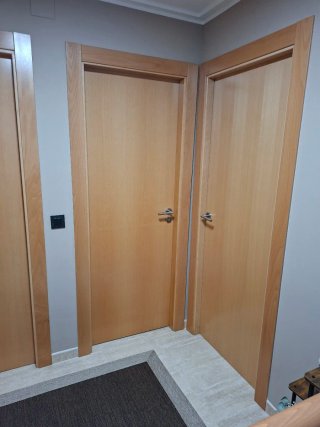 7 puertas de madera en buen estado.