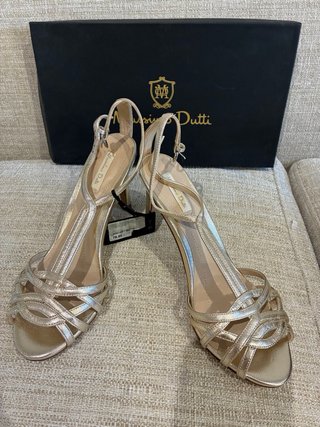 Sandalias Massimo Dutti doradas