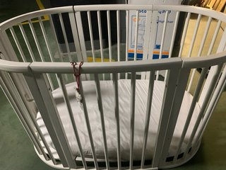 Cuna Stokke ovalada blanca