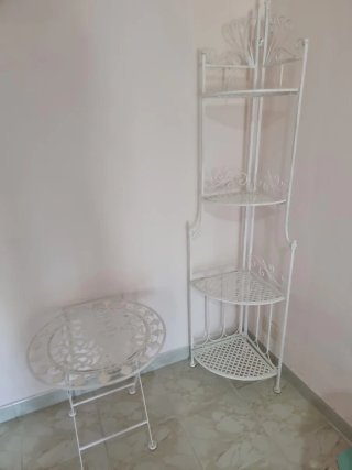 Rinconera y mesa de forja blanca