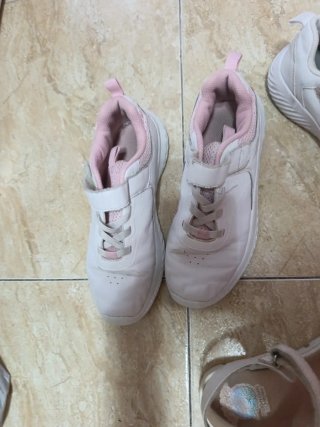 Zapatos blancos para niños Reebok pabloski,skecher