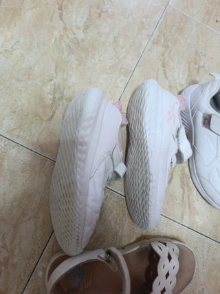 Zapatos blancos para niños Reebok pabloski,skecher