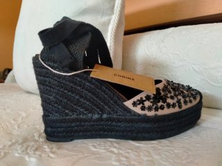 Sandalias cuña negras y beige con flores