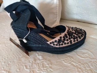 Sandalias cuña negras y beige con flores