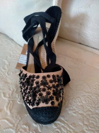 Sandalias cuña negras y beige con flores