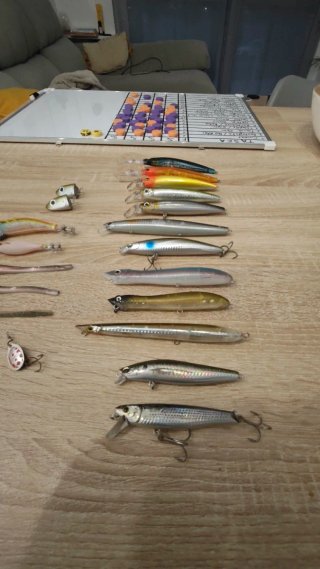 Señuelos de pesca variados