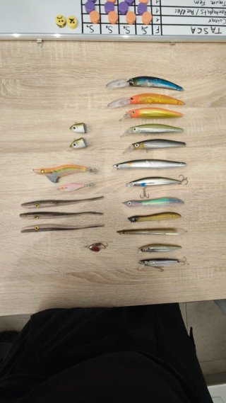 Señuelos de pesca variados