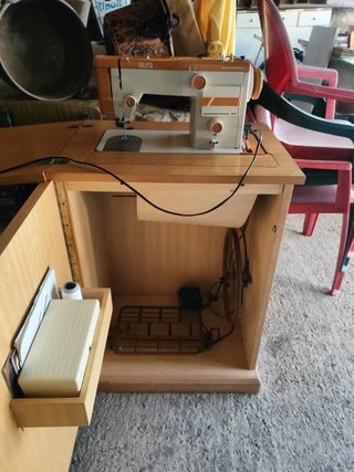 Máquina de coser antigua con mueble