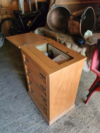 Máquina de coser antigua con mueble