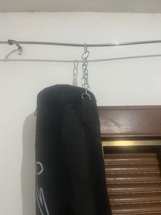 Saco de boxeo negro con diseño