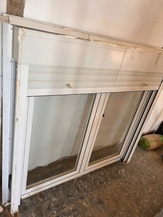 Ventana blanca con persiana