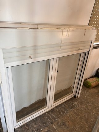 Ventana blanca con persiana