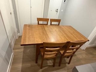 Mesa de comedor y cuatro sillas de madera maciza