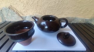 Tetera de cerámica marrón