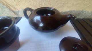 Tetera de cerámica marrón