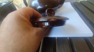 Tetera de cerámica marrón