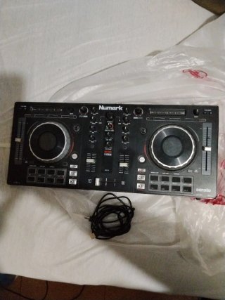 Mesa de mezclas DJ Numark Negra