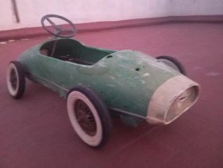 Coche de pedales antiguo verde