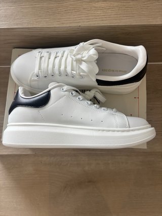 Alexander McQueen Tenis Blancos y Negros