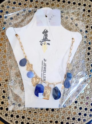 Collar azul y dorado
