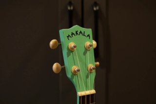 Ukelele Makala verde con tiburón