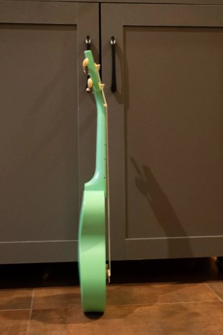Ukelele Makala verde con tiburón