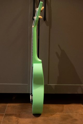 Ukelele Makala verde con tiburón