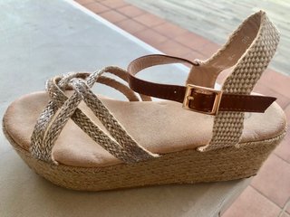 Sandalias cuña alta tiras plateadas