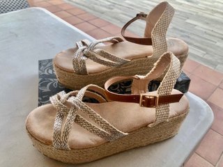 Sandalias cuña alta tiras plateadas