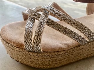 Sandalias cuña alta tiras plateadas