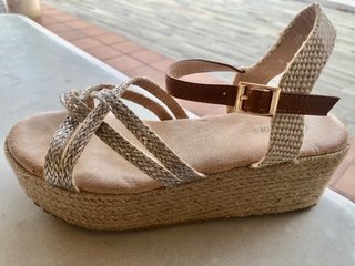 Sandalias cuña alta tiras plateadas