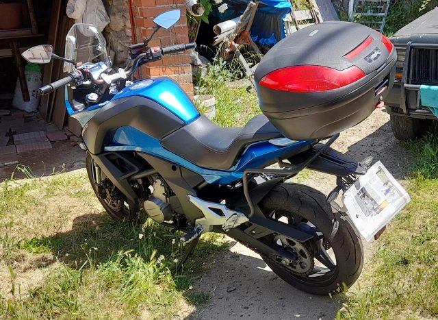 CF Moto 650MT Azul y Negra