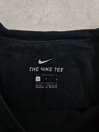 Camiseta Nike SB Negra con Logo Multicolor