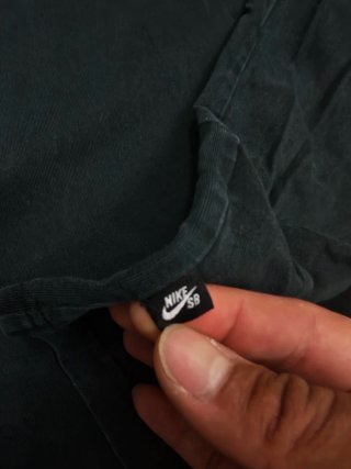 Camiseta Nike SB Negra con Logo Multicolor