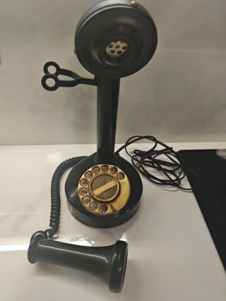 Teléfono antiguo candelabro negro