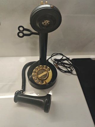 Teléfono antiguo candelabro negro