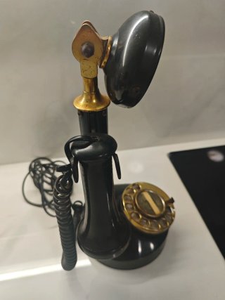 Teléfono antiguo candelabro negro