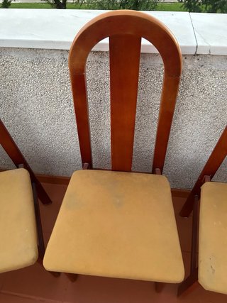 Juego de 4 sillas de madera y tela
