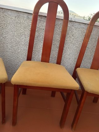 Juego de 4 sillas de madera y tela