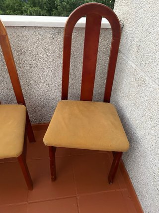 Juego de 4 sillas de madera y tela