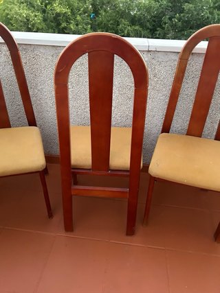 Juego de 4 sillas de madera y tela