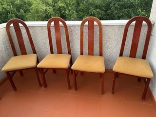 Juego de 4 sillas de madera y tela