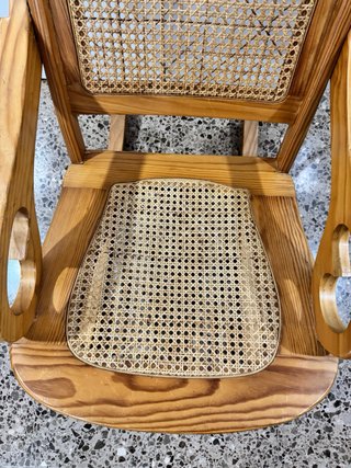 Mecedora de mimbre y madera.