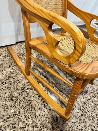 Mecedora de mimbre y madera.