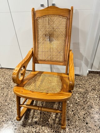 Mecedora de mimbre y madera.