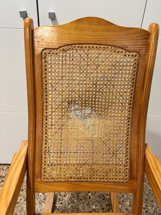 Mecedora de mimbre y madera.