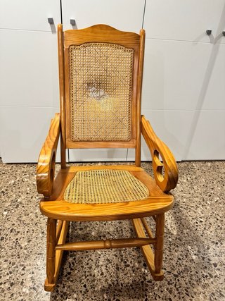 Mecedora de mimbre y madera.