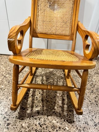 Mecedora de mimbre y madera.