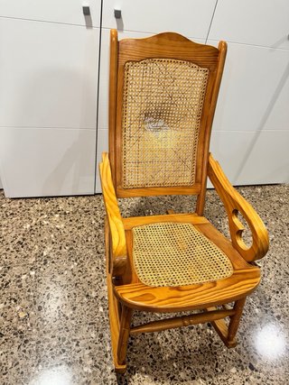 Mecedora de mimbre y madera.